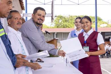Estudiantes michoacanos destacados reciben reconocimiento acadmico de Ternium