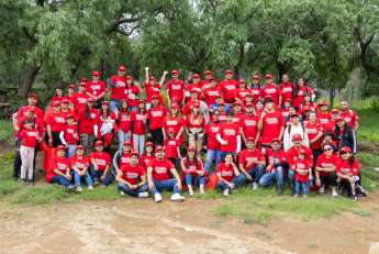 Voluntarios de Helados Holanda siembran vida en la Sierra de Guadalupe